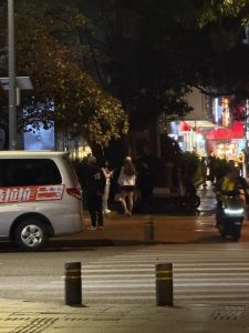#深圳
 
罗湖湖贝地铁站A出口 站街女出来了 就是现在 鸡头说有20多个可以带去选 现场只看到两三个-找JiPo