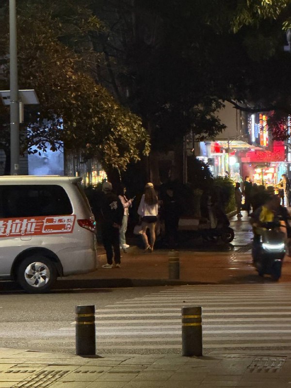 #深圳
 
罗湖湖贝地铁站A出口 站街女出来了 就是现在 鸡头说有20多个可以带去选 现场只看到两三个-找JiPo