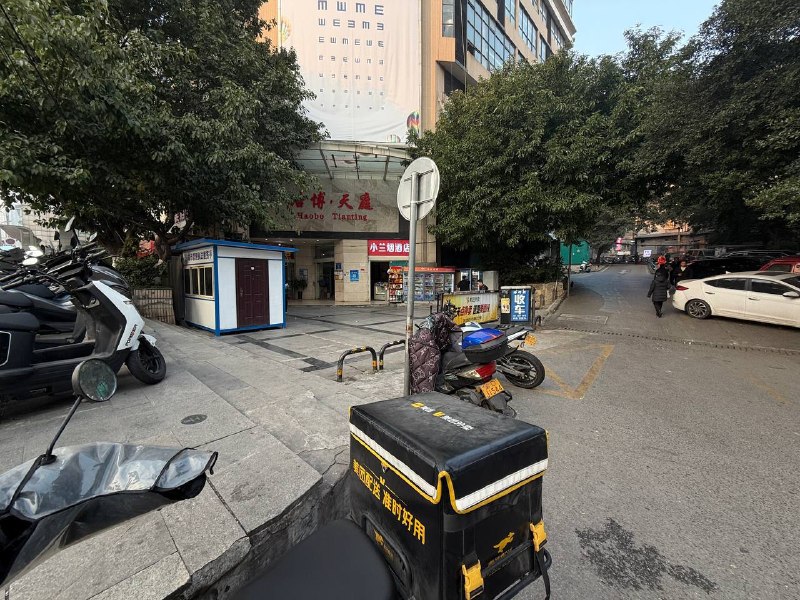 #重庆
 
野水沟 导航图一儿童医院跟着图片走  （就在儿童医院背后）最后一图巷子进去 这里150有嫩妹 但你们去小心点 旁边就是警察局 （也可以导航建芳饭庄）-找JiPo