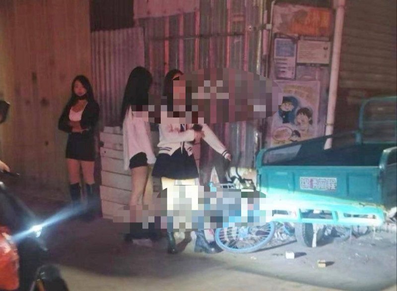 #东莞
石排快餐 繁仔牛杂对面太和中路,大概晚上10 多点,巷子老哥很多,有十几个少 妇,有一,二个年轻的,有几个少妇 还可以。看准下手,舒服了,走人-找JiPo