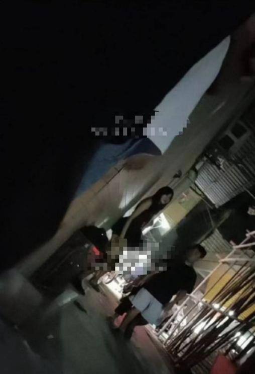 #珠海
伟民广场右边，渔塘村，晚上七点后，路上有拉客的，人数不定，多逛逛有极品，价格200-300-找JiPo