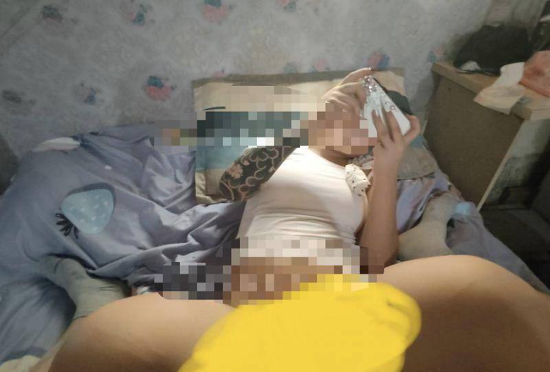 #长沙
城西小区。前段时间妹子相对较多的一个地方，附近的狼友可以去探探，有嫩妹。下午去探的 岁数很小估计也就18不过什么服务都没有什么姿势也不换胸挺大就一直打手机游戏一点情绪价值都没有但就是嫩里面也很紧趁着她专心打游戏偷拍了一张-找JiPo