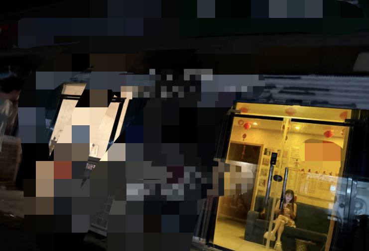#南京
闲来无事瞎溜达万巷附近看上了个大胸和顶级整容脸最后顶不住进入了整容脸的梦想虽然快餐但氛围很重要300真的值了  随后跟随朋友去往十字街风比较大看到了网上的眼镜-找JiPo