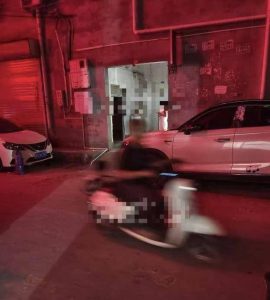 #郑州
应该有20个，年轻的有10个左右，年轻的都两三个站在一块，我问了八九个妹子，年轻的二十多岁的都是200，三十岁以上的有的150，有的100，有俩极品妹子，两个都是下图中的其中一个，拍的有点模糊，那两个生意最好的，基本人都没停过，上一个完事出来不到10秒，下一个就上了，在路对面看了半个小时，接了5个，开车去的，时不时在车上吹会空调，呆到快凌晨4点才走，走的时候还有人再问那个极品下班没，旁边妹子说下班了，明天再来找她吧，我估算一下，那个极品一晚上最少赚5000接25人以上，有兴趣的看到那妹子可以坐在路对面验证，一点不夸张。其他妹子最晚的4点下班-找JiPo
