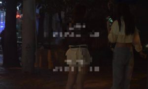 #上海
晚上10点后，公园里骑车的或者晃荡的基本都是，眼神对视上就可以深入交流了。1~3张。-找JiPo