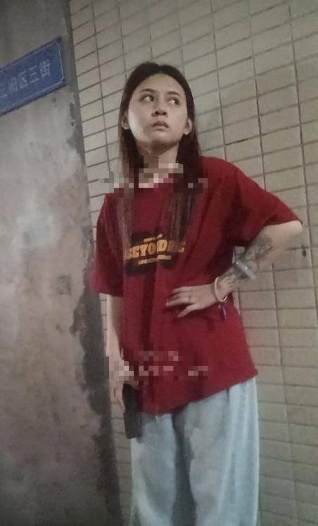 #佛山
禅城仅剩的地方之一，湾华公园池塘旁边的小巷子出租屋外站的就是-找JiPo