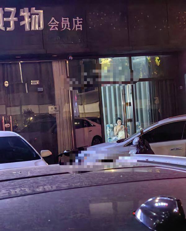 #南京
开车导航到附近停车区，店面就在停车对面。然后走路逛逛看着里面小姐姐个个都是身材苗条漂亮。很性感，看上了开门进去问，一般都是二快三服很方便，进去美女服务态度温柔说话声音很好听，真的很实惠。值得去体验-找JiPo