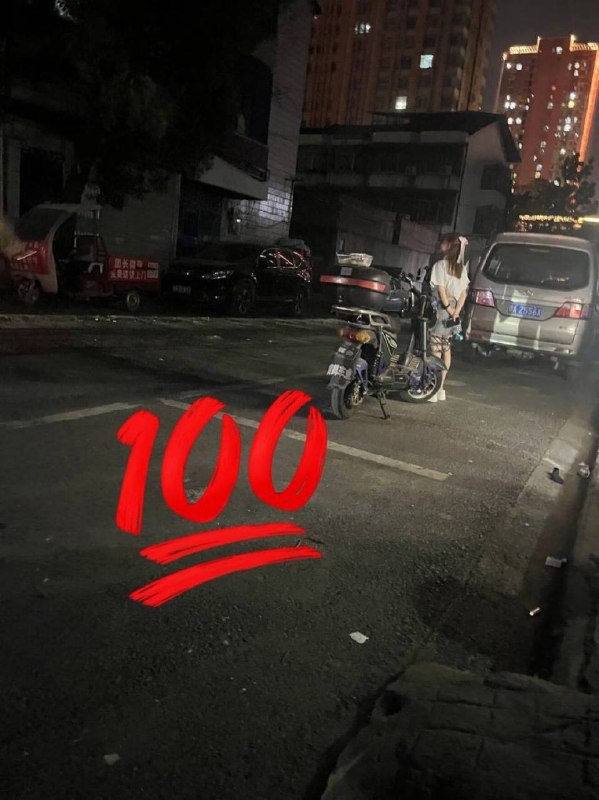 #南京
玄武门街道这边有许多萝莉出来站街，150-300的都有，大概10个人，有老有嫩的，到了晚上11点就会陆陆续续走完-找JiPo