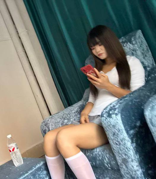 #中山
 
走进中山这片城中村，一踏入就感觉到规模不小，沿着街巷慢慢闲逛，市井烟火遍布整条街道，范围辽阔。随处都是鲜活的人气，逛上几圈总能发现不一样的风景，越深入越有味道，值得慢慢游走细看。-找JiPo