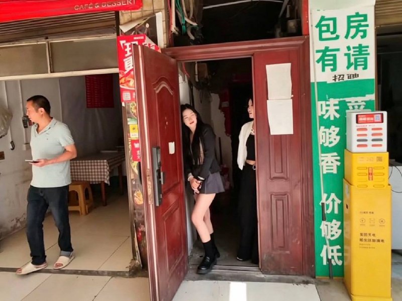 #贵阳
 
慕名跑一趟贵阳鸡场街，整条巷子藏着二三十处点位，很多都空着，来早来晚差别很大，市井老巷味道很足，路不长，慢慢逛一圈就熟悉了。-找JiPo