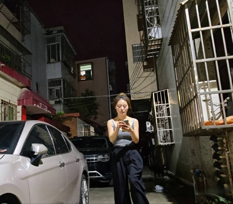 #深圳
 
夜晚来到龙岗坪地，在新兴北街与南街附近闲逛一圈。整片区域点位分布明显，沿街随处可见，往来人流也较多。整体数量不算少，需要多走几段慢慢探寻，才能分辨完整。-找JiPo