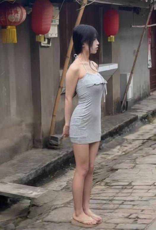 #深圳
 
#站街
 
深圳龙华的妹子是越来越多了，路边远远就看见，这天都没黑就跑出来搞钱了，花了209找了一个年轻的特意了解了一番 ，原来是从东莞过来的，难怪深圳这段时间站街女越来越多。-找JiPo