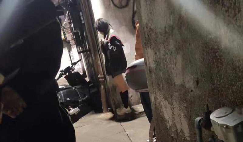 #武汉
深夜扫街，武汉城中村热闹非凡，大长腿美女站一排，月色下真养眼，200块值了！-找JiPo