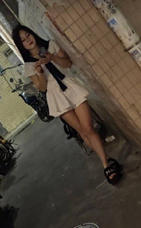#深圳
风情小嫂子化身机车战士，在巷子里穿梭。2张可深度交流。坐标龙岗东三村。-找JiPo