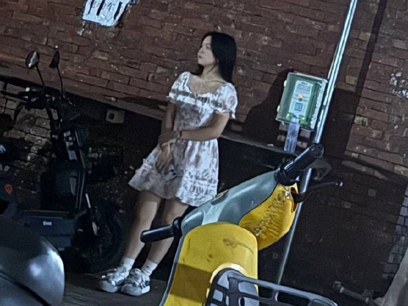 #佛山
 
沙边基地的小姐姐。妆容精致，良家感十足，不知为何下海。也没敢问。三张去楼上出租房情感交流。-找JiPo