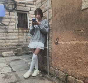 #武汉
武汉的城中村破旧巷子还是很值得逛一逛的，不知道为什么，这个点的姑娘都是这种穿搭，是现在jk小腿袜很流行吗。2红-找JiPo