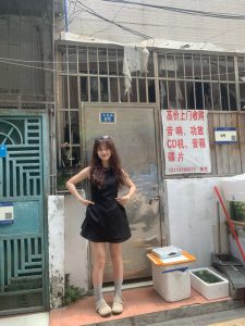 #深圳
松岗沙浦村，小是小了一点，但是颜值肯定顶级，在这个行业怎么也得排到上去吧，笑起来贼好看，这小姐姐也就周末才能遇到了，还得看运气了，来晚了都被别人包ye了去了。-找JiPo
