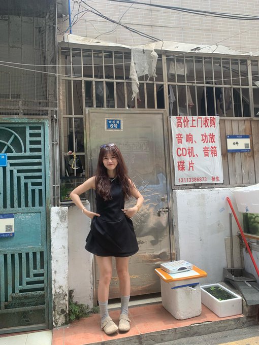 #深圳
松岗沙浦村，小是小了一点，但是颜值肯定顶级，在这个行业怎么也得排到上去吧，笑起来贼好看，这小姐姐也就周末才能遇到了，还得看运气了，来晚了都被别人包ye了去了。-找JiPo