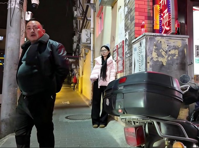 #北京
 
北京小店村属于那种，一进去就有体量感的地方。不是一下子看完，而是越走越清晰。第一圈有点乱，第二圈开始有感觉，第三圈基本能分清分布。这种地方，不适合快走，更适合慢慢逛。-找JiPo
