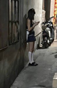 #佛山
 
#站街
 
#扫街
 
大概有2个嫩妹，7个少妇。其中图一这嫩妹会挑客，可能要彦祖才给操B。还有个大波眼镜少妇，身材标准，其他妹子颜值见仁见智。-找JiPo