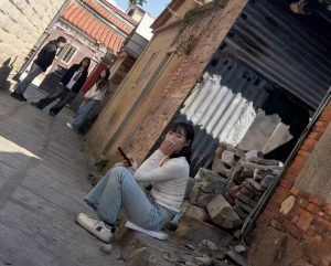 #福州
 
刚到利洋新村，感觉和普通小区没什么区别，天色再暗一点，巷子里开始有变化，有人出现，有人停留，节奏一点点起来，第一圈是观察，第二圈开始适应，等走完，已经不知不觉待了一段时间。-找JiPo