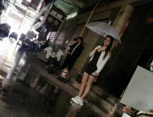 #肇庆
 
修车场这一带挺“稳”的，不管什么时候来，基本都有人在。十几个点位撑着场面，人群类型也比较杂。从下午到凌晨，节奏一直都在，属于那种不用担心空跑的地方。-找JiPo