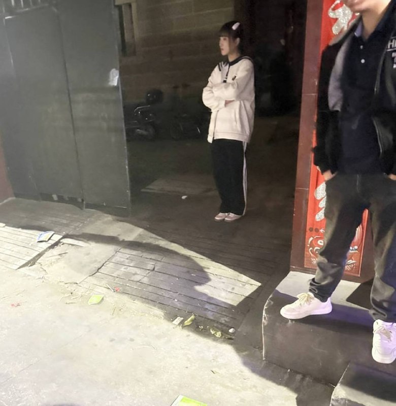 #天津
 
一开始是路过，后来是进去看看，再后来，就开始认真走每一条巷子。建港里不算大，但每走一步，状态都在变。等反应过来，已经在里面转了好几圈。-找JiPo