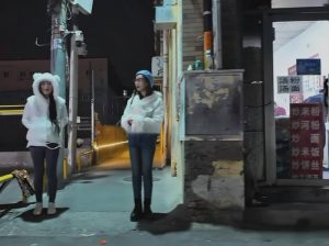 #北京
 
那天在小店村走了好几圈，其实没发生什么特别的。只是人多了，灯亮了，巷子里也有动静了。中间有几次想停下来，但又觉得再看看。一直走到北边，人最多的那一段，才慢慢停下脚步。最后还是走了出来，但那种感觉，还留在那条街上。-找JiPo