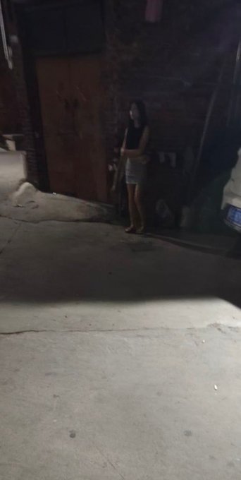#广州
 
定位到达善大街4号棠下潮流公寓(棠下达善大街分店)，东侧巷子里，聚集地，人数5~6个，价位150~200-找JiPo