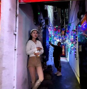 #贵阳
 
贵阳鸡场街主街随便走一圈，从中午12点开始有人活动，晚上比白天人更多。整体体验比较简单，年龄层偏成熟，适合随便了解。-找JiPo