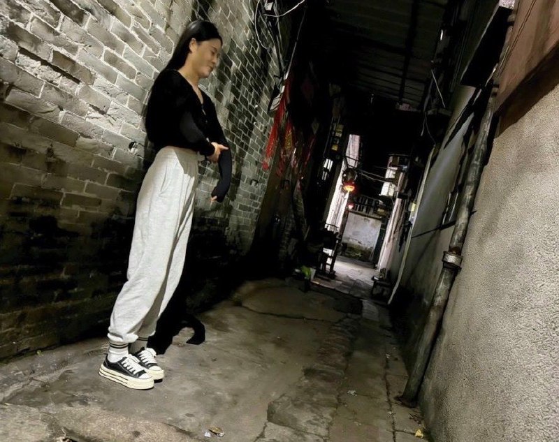 #太原
 
#站街
 
太原小店村小巷打卡
大概十多个,小的老的都有,有的100就坐。年轻的200,转了两圈,想着来都来了总得留下点什么,便选了个看着挺年轻的坐会儿冲着打卡来的-找JiPo