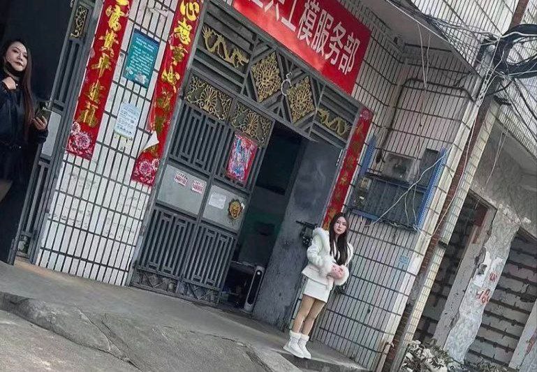 #张家界
 
#站街
张家界永定街游街记
一条站街路,质量参差不齐,多往里面走有20几岁的妹妹,长得还行,基本统一价200的快餐,年龄20-40不等,又好看的打8分,不好看的2分都多了-找JiPo