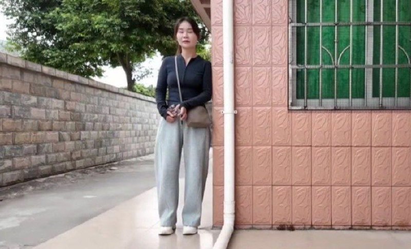#广州
 
#站街
广州黄埔镇龙村小破屋
为了给大伙淌淌水看了看长相。巷子两头都有放风的。这巷子确实偏,一共大概也就5-6个年龄都不小。不过价钱100就能玩-找JiPo