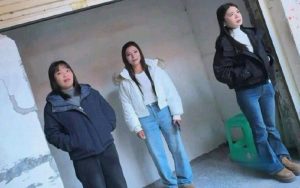 #重庆
 
#站街
重庆南岸转转楼实地考察
转转楼一如既往人头攒动,三楼小卖部门口两个妹子还可以,其他的我没看上,讲价后,80一炮,100可以不戴,我只耍的80的-找JiPo