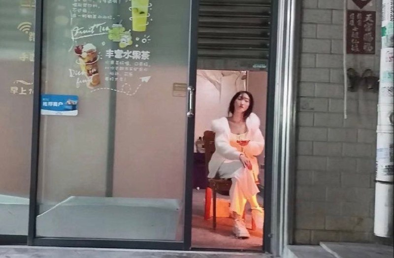 #长沙
 
#站街
长沙洞井商贸城妹
洞井复苏了,今天去转了转,小店子里妹妹不少,外面站的大概十多个,小店子也有七八家。但是颜值普遍还不错-找JiPo
