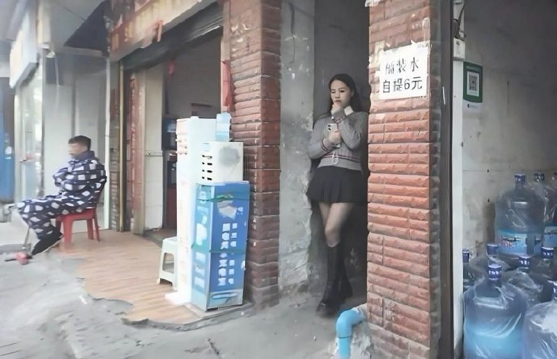 #贵阳
 
#站街
贵州贵阳鸡场街探路
鸡场街主街走一趟就能找到，从中午12点就开始有，晚上比白天多。就是简单口做，10分钟，少妇还是蛮多的，关键小地方一次价格真便宜-找JiPo