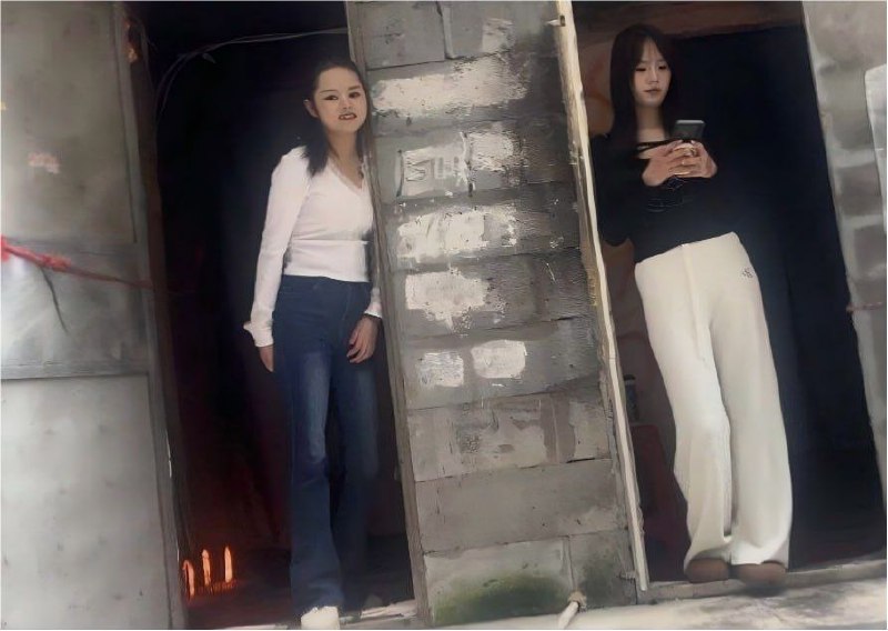 #长沙
 
#站街
长沙玉兰路第二天
一户一鸡，玉兰路昨天人太多了。今天早点去了。中午11点多12点不到去了。AB巷开了5-6家吧。选了一个黑丝泄火。报价150。没有口。大胸。有点微胖，凑合吧。-找JiPo