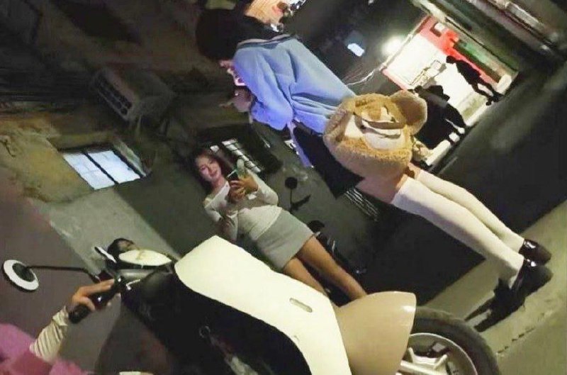 #深圳
 
#站街
深圳宝安区的快餐（有嫩妹） 菲尔精品酒店旁边的巷子里，亲测不错，主要就是有几个精品嫩妹竟然也才要150良心价，其他的都是一般，数量倒是不少，可以多转转，我21点去的比较早-找JiPo