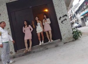 #海口
 
#站街
海口秀阳街炮打大高个美女
下午秀阳街，开门一瞬间看见高个子美女，进去一看里面有三个人，其他两个都还说的过去，不过比起这个没法比，这个女孩170全身白白白，滑滑滑，瘦瘦的也就八九十斤。正对我胃口150一次-找JiPo