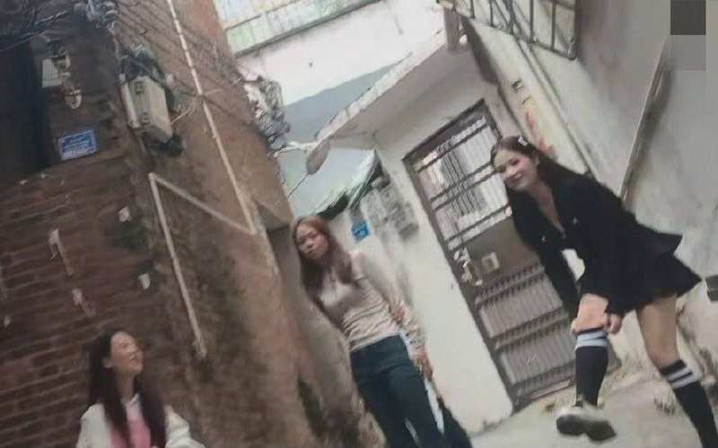#云南
 
#大理
 
#站街
 
大理西窑村小巷子城中村的小巷子里面年龄大概18-25都非常嫩价格也很便宜,神仙地方。打车到大理市名和酒店旁边的巷子里拐进去,很多老哥聚集在一起在妹妹对面观看也不玩。-找JiPo