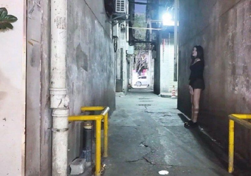 #东莞
 
#站街
 
#扫街
 
东莞塘贝市场扫街记出击东莞,真的太有趣了,巷子里两边站的全是人,也有一些质量不错的,在南京盐城都很少有这种体验,尤其是在盐城,中年大妈都敢要6张8张的天价。-找JiPo