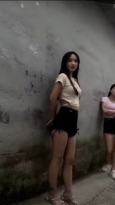 #上海
 
塘南路，还是那几家，和上次看到的差不多，这个蓝色衣服的看起来很嫩的小姑娘，开始谈150她不肯.后来.谈到了200才肯做，应该是刚刚出来没多久的，20分钟就被干痛了，不想接了，最后又给了30用口才出来-找JiPo