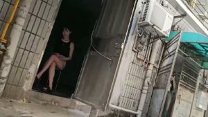 #宁波
 
#站街
 
#扫街
 
洪塘中路72号，高峰期站着的鸡估计有50个不止，往拆迁民房区域内走进去到处都是，当然嫖客也很多。小姐年级20到40都有，有几个很不错，身高身材长相综合可以给到85分以上，放场子里差不多得1200一次全套的质量。要好好走一圈，挑一圈，质量好的还是有那么五六个的-找JiPo