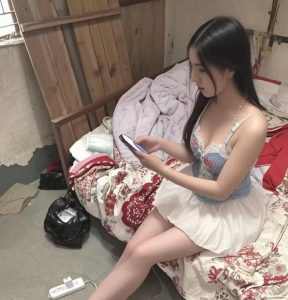 #泉州
 
#站街
 
#扫街
听说阳光天桥有，过去了没看到，找到摩的师傅带路。村里的大部分年龄会有点大，庙附近有几个年轻的。100-200不等。马路旁边是骑电瓶车的，年轻一点但是化妆很重，要价都是200。-找JiPo