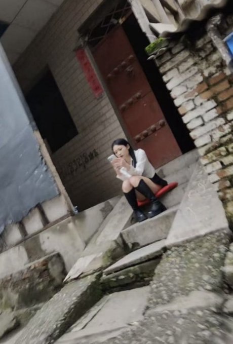 #西安
 
#站街
吉祥村站街妹白天晚上都有了，晚上嫩妹较多，大概有10多个，其他嫩妹有七八个了，去的时候多转转，安全后，在开干。-找JiPo