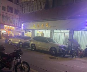#广州
 
#扫街
 
白云太和如意小区，有蛋蛋后快餐不错。晚8点左右去的，宝生直街3-5巷走了好几圈，没有看到人。有去隔壁的如意小区转了一圈，只有一个，不感兴趣。于是打算嗦一碗粉后就撤，结果吃完饭，看快9点半了，决定再转一圈。
这个时候来到如意小区，发现不一样了，ly多了，这一下就知道市场开门了。这时来到如意小区的1、2、3街上，每条街都有3-5个门面房拉开了门，门里坐在1-2名嫩m，基本在23-30之间。有ly进去了就会关上门，所以看到关门的不要灰心，等一会儿。2张，房里条件一般，就一张按摩床，就是纯快餐。开门时间不定，跟ly交流得知，有的时候8点就开，有点时候快12点。中间还碰到巡逻的，不过做个样子，走了5分钟后，又开门了。定位到艾米造型，这条街上就有。-找JiPo