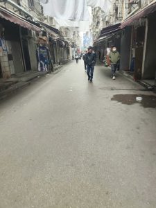 #长沙
 
#站街
 
久闻玉兰路大名，这次过去办事正好提前半天去看看，首先是地址，外地狼友不熟悉，我凭借资深嫖客的嗅觉发现地图有一片标记很少的区域，感觉应该是有些背景，具体见附件1。
下午两点多到，直接就去了一巷，附件2，这应该是最安全的地方，头尾和巷子都有大批jt望风，一去就被震惊，虽不到当年三队金鱼缸的水平，但是一户一妓，可能十多个7分甚至8分的MM，在杭州两三千估计都有兄弟买单，找了个红兔女郎，问才知道是长春的，不喜欢膜吹，150直接夯，骚的一逼，还没做就发骚叫爸爸，无情输出，十分钟出货。
做完找个足浴店洗了个脚，附件3，技师感叹经济危机，寒意真是传到了每个阶层。休息了一个多小时继续扫街，除了核心的三个巷子还扫了附近一个区域，总结下来是一巷最好，二三巷一般，其他更不行，还有不少老菜皮要价100，我估计这环境50玩的人都少，按摩的更是难，98加几十块直接玩嫩妹。应该还是一巷找了个清纯湖南白丝MM，校园女友的感觉，奶也嫩的一逼，听说我刚做一会儿断定我做不出来，说让我插几下过过瘾算了，不幸言中，不过体验也算爽了。出门不甘心，找了个爆乳黑丝福建MM，颜值身材在杭州可能要1000+甚至两三千，果然不出意外成功后入出货。
总结下来玉兰路应该是最后的圣地了，之前或者现在靠山够硬，地图可以看出来，jt讲规矩值得拿抽水的钱，嫩妹多颜值身材在线，我做的几个都是98年左右，7-8分MM，嫩妹应该有二三十个，还有些三四十的御姐分数都在6分以上，但想不通那些四五分的老菜皮咋活下来的。狼友们且玩且珍惜吧，三队，南巷已成历史，但愿玉兰路能长存！
补充一点，建议白天去，我感觉下午五点不少MM都已经关门了，可能晚上风险大。-找JiPo
