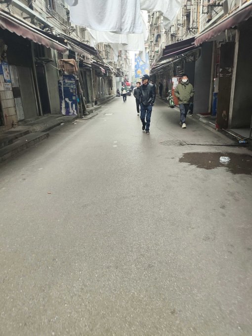 #长沙
 
#站街
 
久闻玉兰路大名，这次过去办事正好提前半天去看看，首先是地址，外地狼友不熟悉，我凭借资深嫖客的嗅觉发现地图有一片标记很少的区域，感觉应该是有些背景，具体见附件1。
下午两点多到，直接就去了一巷，附件2，这应该是最安全的地方，头尾和巷子都有大批jt望风，一去就被震惊，虽不到当年三队金鱼缸的水平，但是一户一妓，可能十多个7分甚至8分的MM，在杭州两三千估计都有兄弟买单，找了个红兔女郎，问才知道是长春的，不喜欢膜吹，150直接夯，骚的一逼，还没做就发骚叫爸爸，无情输出，十分钟出货。
做完找个足浴店洗了个脚，附件3，技师感叹经济危机，寒意真是传到了每个阶层。休息了一个多小时继续扫街，除了核心的三个巷子还扫了附近一个区域，总结下来是一巷最好，二三巷一般，其他更不行，还有不少老菜皮要价100，我估计这环境50玩的人都少，按摩的更是难，98加几十块直接玩嫩妹。应该还是一巷找了个清纯湖南白丝MM，校园女友的感觉，奶也嫩的一逼，听说我刚做一会儿断定我做不出来，说让我插几下过过瘾算了，不幸言中，不过体验也算爽了。出门不甘心，找了个爆乳黑丝福建MM，颜值身材在杭州可能要1000+甚至两三千，果然不出意外成功后入出货。
总结下来玉兰路应该是最后的圣地了，之前或者现在靠山够硬，地图可以看出来，jt讲规矩值得拿抽水的钱，嫩妹多颜值身材在线，我做的几个都是98年左右，7-8分MM，嫩妹应该有二三十个，还有些三四十的御姐分数都在6分以上，但想不通那些四五分的老菜皮咋活下来的。狼友们且玩且珍惜吧，三队，南巷已成历史，但愿玉兰路能长存！
补充一点，建议白天去，我感觉下午五点不少MM都已经关门了，可能晚上风险大。-找JiPo