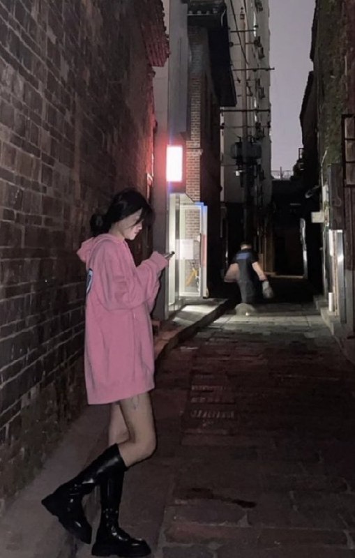 #上海
 
#站街
 
#扫街
 
#快餐
平庄东路871号安昕驾校旁边的小巷子，站街点，基本上每天都有一二个，28岁上下，2张得吃。-找JiPo