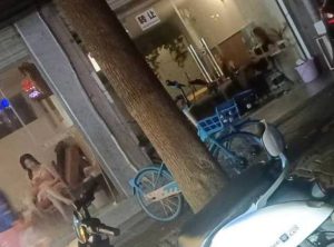 #武汉
 
#站街
 
#扫街
 
荣华街店里白嫩的小嫂子，2张，很润，过程相当配合，只要不是过分的要求都能满足你的。-找JiPo
